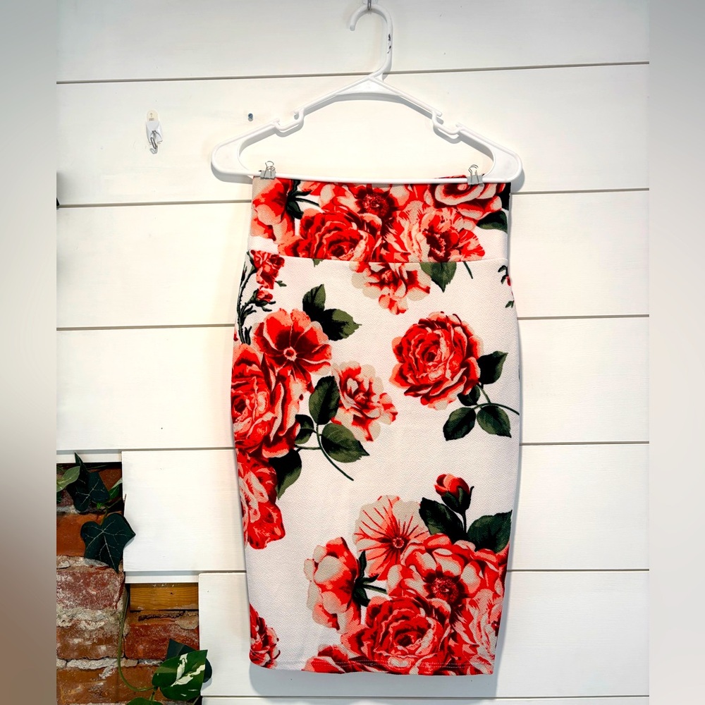 Size Medium, White Floral Knee Length Pencil Skirt by Silhouette NYC